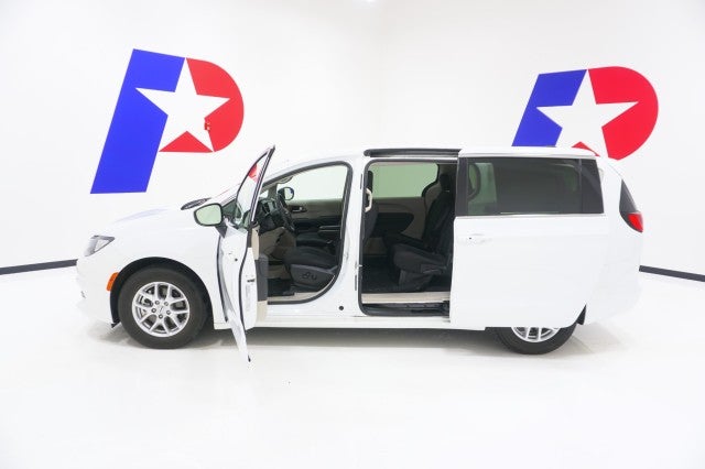 2022 Chrysler Voyager (fleet-only) LX